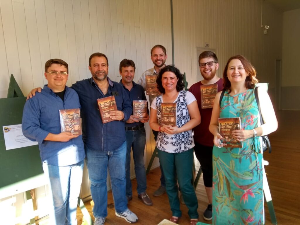 V Simpósio Nacional do Contestado UNICENTRO Irati novembro de 2018 lançamento livro Tempos de muito Pasto e Pouco Rastro